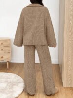 ⁦طقم صوف نسائي قطعتين – كنزة بسحاب وبنطلون كاجوال⁩ - الصورة ⁦3⁩