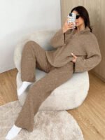 ⁦طقم صوف نسائي قطعتين – كنزة بسحاب وبنطلون كاجوال⁩ - الصورة ⁦4⁩