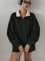 ⁦بلوزة رياضية نسائية بخامة مخمل وقصة متداخلة⁩ - الصورة ⁦4⁩