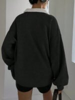 ⁦بلوزة رياضية نسائية بخامة مخمل وقصة متداخلة⁩ - الصورة ⁦6⁩