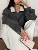 ⁦بلوزة رياضية نسائية بخامة مخمل وقصة متداخلة⁩ - الصورة ⁦8⁩