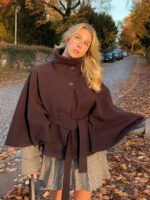 ⁦معطف صوف نسائي قصير بحزام وياقة عالية⁩ - الصورة ⁦2⁩