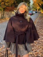 ⁦معطف صوف نسائي قصير بحزام وياقة عالية⁩ - الصورة ⁦3⁩