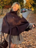 ⁦معطف صوف نسائي قصير بحزام وياقة عالية⁩ - الصورة ⁦4⁩