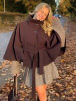 ⁦معطف صوف نسائي قصير بحزام وياقة عالية⁩ - الصورة ⁦5⁩