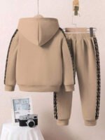 ⁦طقم أولاد قطعتين  تصميم فضفاض وطبعات ملونة⁩ - الصورة ⁦17⁩