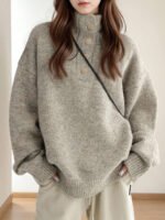 ⁦كنزة صوفية نسائية فضفاضة بياقة نصفية⁩ - الصورة ⁦2⁩