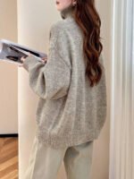 ⁦كنزة صوفية نسائية فضفاضة بياقة نصفية⁩ - الصورة ⁦3⁩