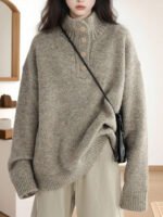 ⁦كنزة صوفية نسائية فضفاضة بياقة نصفية⁩ - الصورة ⁦4⁩