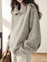 ⁦كنزة صوفية نسائية فضفاضة بياقة نصفية⁩ - الصورة ⁦6⁩